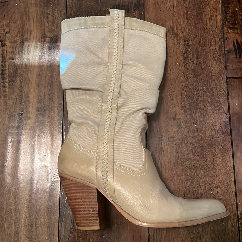 Very Volatile Women’s Beige Western Boots. Fabric & Leather. Size 8.5